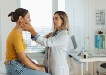 Gesundheits-Checks für Jugendliche in Herne ungenutzt Ärztin untersucht einen Jugendlichen im Behandlungszimmer