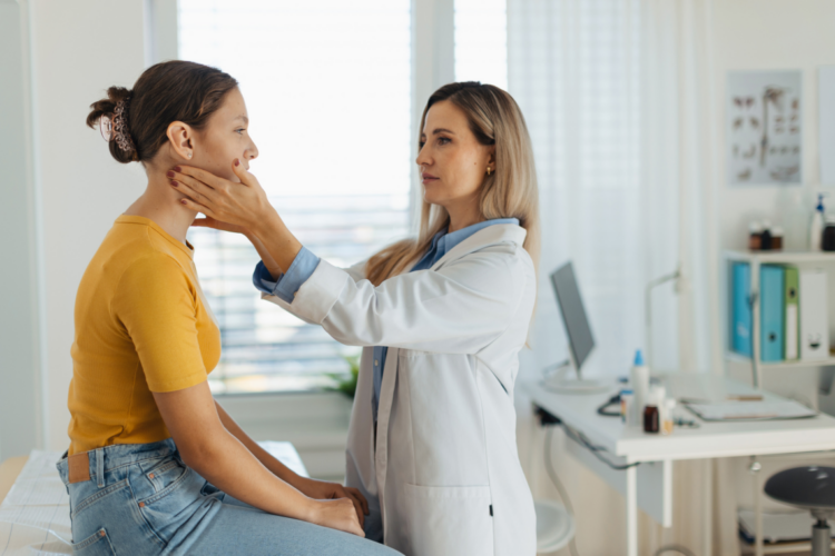 Gesundheits-Checks für Jugendliche in Herne ungenutzt Ärztin untersucht einen Jugendlichen im Behandlungszimmer