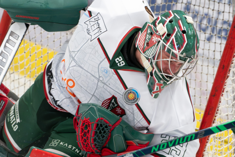 Herne Miners drehen Spiel in Neuwied und siegen 4:2 Torhüter Dieter Geidl in weiß-grüner Ausrüstung vor dem Eishockeytor.