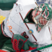 Torhüter Dieter Geidl in weiß-grüner Ausrüstung vor dem Eishockeytor.