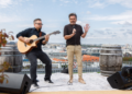 Thomas Anders berichtet von 30 Millionen neuen Streams Thomas Anders mit Mikrofon und ein Gitarrist auf einer Dachterrasse.