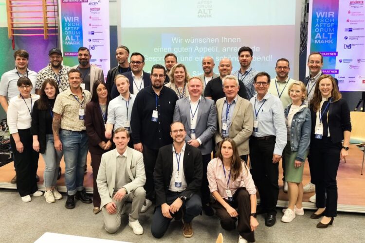 Gruppenfoto der Teilnehmenden des 4. Wirtschaftsforums Altmark in Salzwedel