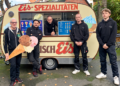 Hanisch-Eiswagen in Herne gerettet: Die Eiskugel ist zurück Fünf Personen stehen vor dem restaurierten historischen Hanisch-Eiswagen mit der Aufschrift Eis-Spezialitäten in Herne.