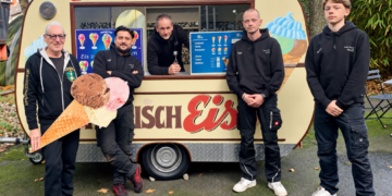 Fünf Personen stehen vor dem restaurierten historischen Hanisch-Eiswagen mit der Aufschrift Eis-Spezialitäten in Herne.