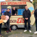 Hanisch-Eiswagen in Herne gerettet: Die Eiskugel ist zurück Fünf Personen stehen vor dem restaurierten historischen Hanisch-Eiswagen mit der Aufschrift Eis-Spezialitäten in Herne.